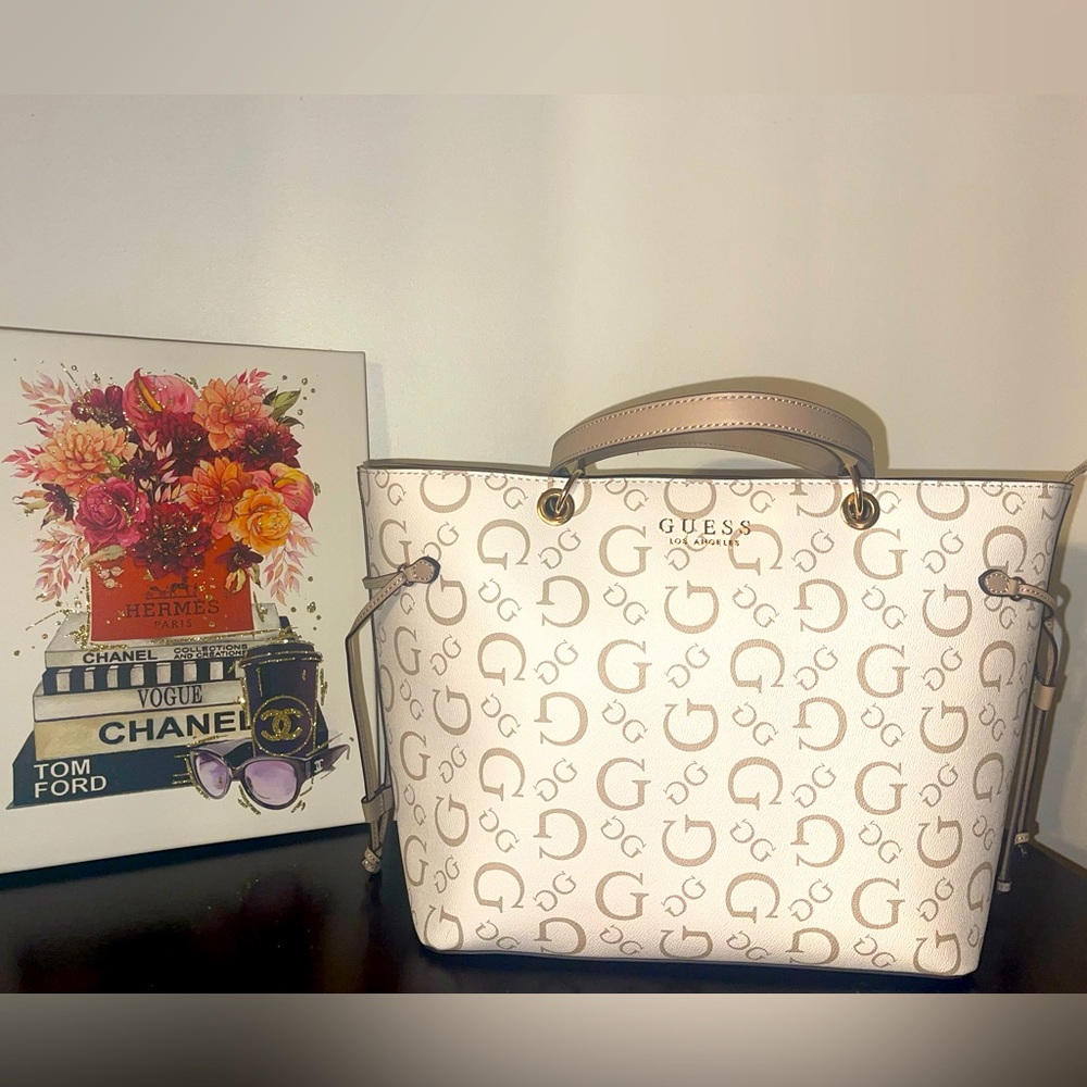 Guess? Tote 👜 🤍🤎🤍